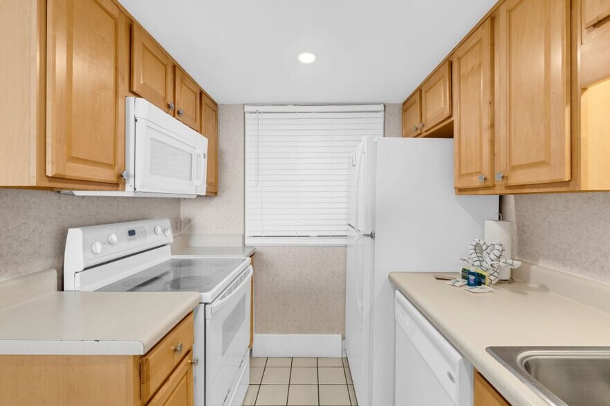 Building Photo - 5556 N Ocean Blvd