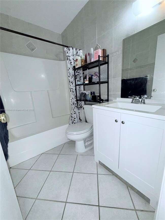 Building Photo - 660 W Park Dr