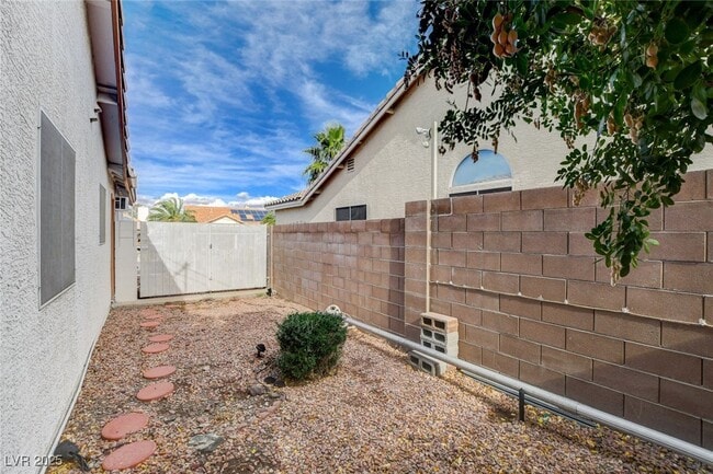 Building Photo - 114 E Tamarack Dr