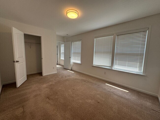 Building Photo - **Move-In Special of $500 off the first full months rent**