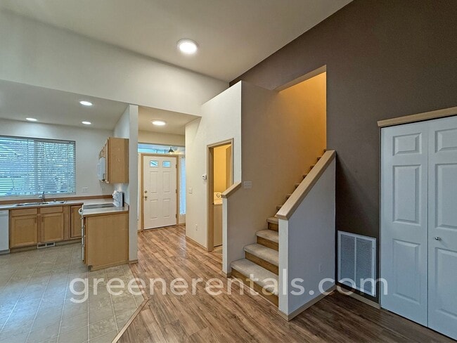 Building Photo - 3BR/2.5BA Townhome in Established Olympia Neighborhood