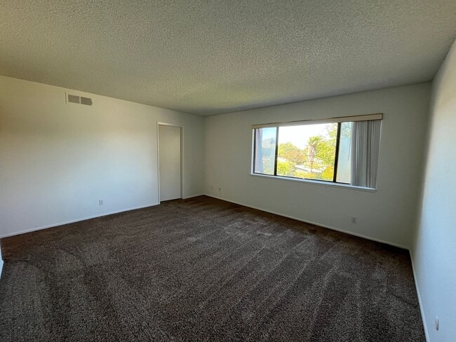 Building Photo - Northridge 3+2.5 in gated community w/pool...