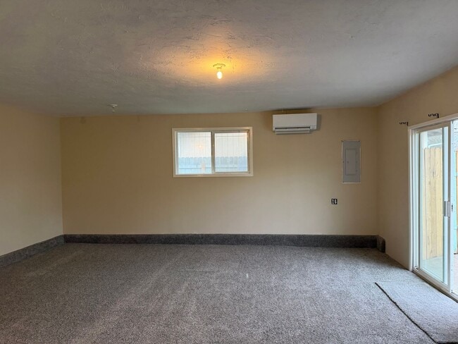 Building Photo - 3 bedroom, 1.5 bath house in Eugene!