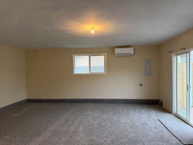 Building Photo - COMING SOON! 3 bedroom, 1.5 bath house in Eugene!