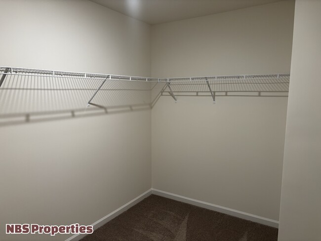 Building Photo - 935 Utopia Ln