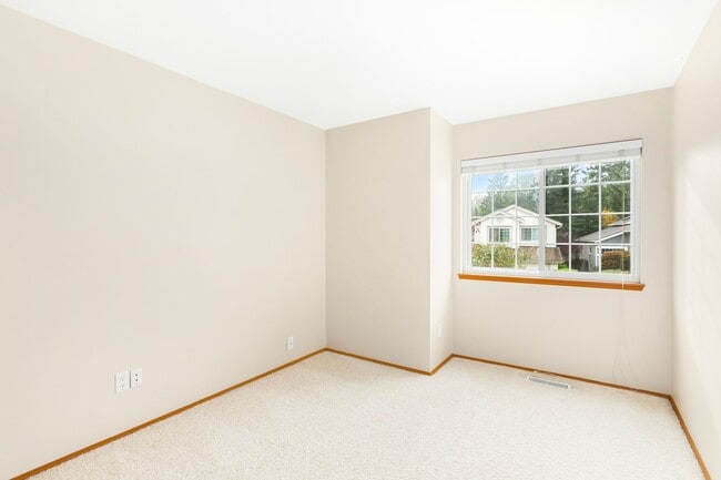 Building Photo - Beautiful and Bright 3 Bedroom Home in Klahanie