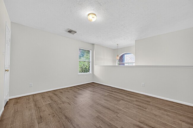 Building Photo - 1902 Sugar Pine Cir