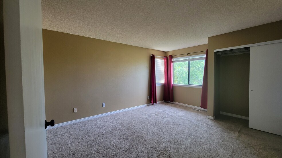 Primary bedroom. - 513 Southpark Rd