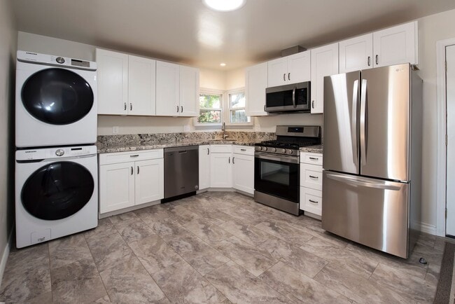 Building Photo - Updated 2 Bedroom Eastside Home! Pets are ...
