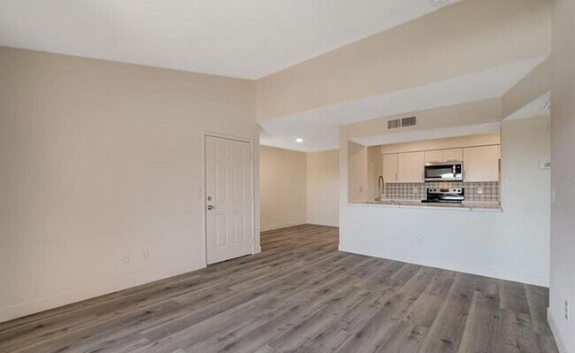 Building Photo - Highly Remodeled 1 Bedroom 2nd Floor Unit