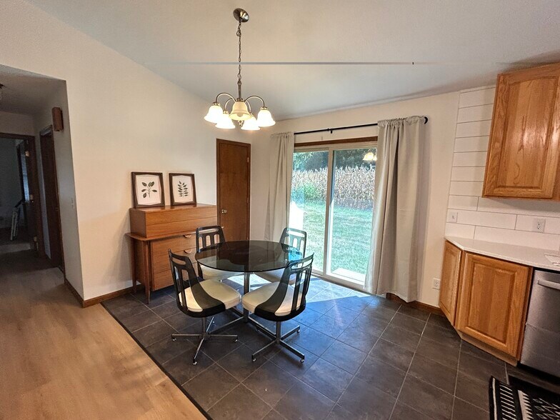 Building Photo - 6166 River Bluff Dr