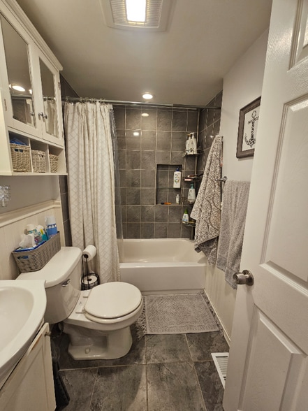 Building Photo - 275 Emerald St