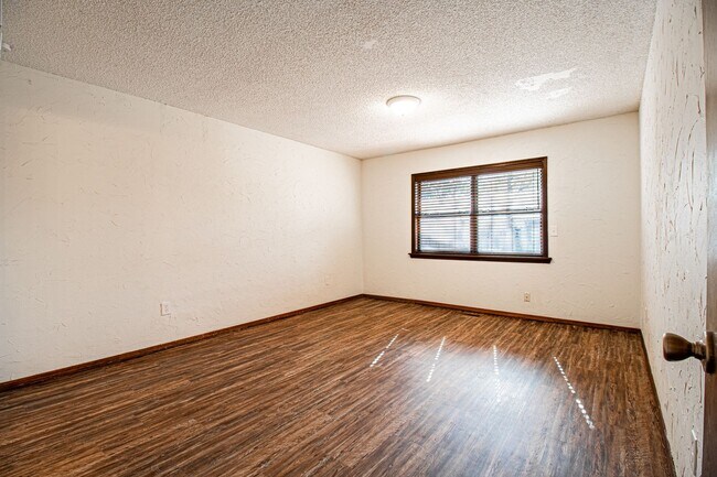 Building Photo - 3 Bed 1.5 Bath in Carl Albert School District