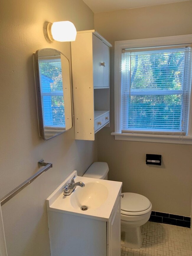 Building Photo - Adorable 2BR/1BA Home Near Norfolk Naval B...