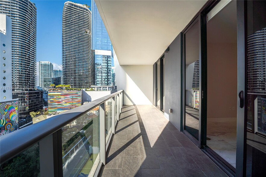 Building Photo - 1010 Brickell Ave