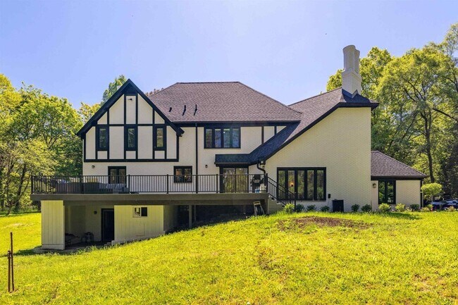 Building Photo - 300 Camelot Way
