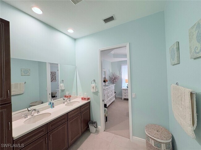 Building Photo - 4910 SW 17th Pl