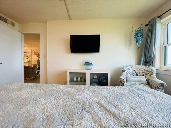 Building Photo - 9490 S Ocean Dr