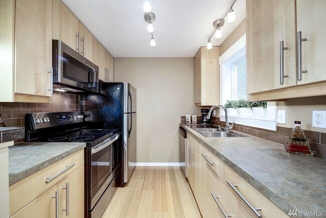 Building Photo - AVAILABLE AUGUST 1ST >> Beautiful Fully Remodeled 2BR/1BA Condo in Seattle!
