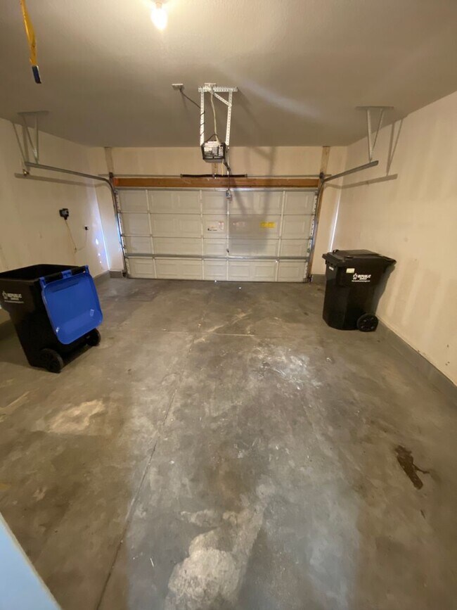 Building Photo - AMERICANA Property Mgmt - Freshly remodele...