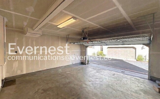 Building Photo - 3206 Vittoria Loop