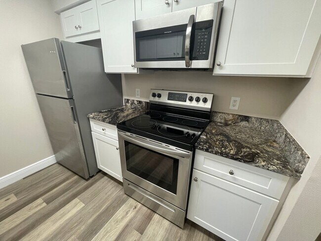 Building Photo - 5325 Summerlin Rd