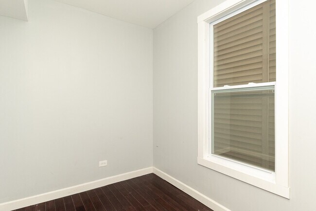 Building Photo - 2968 N Ridgeway Ave