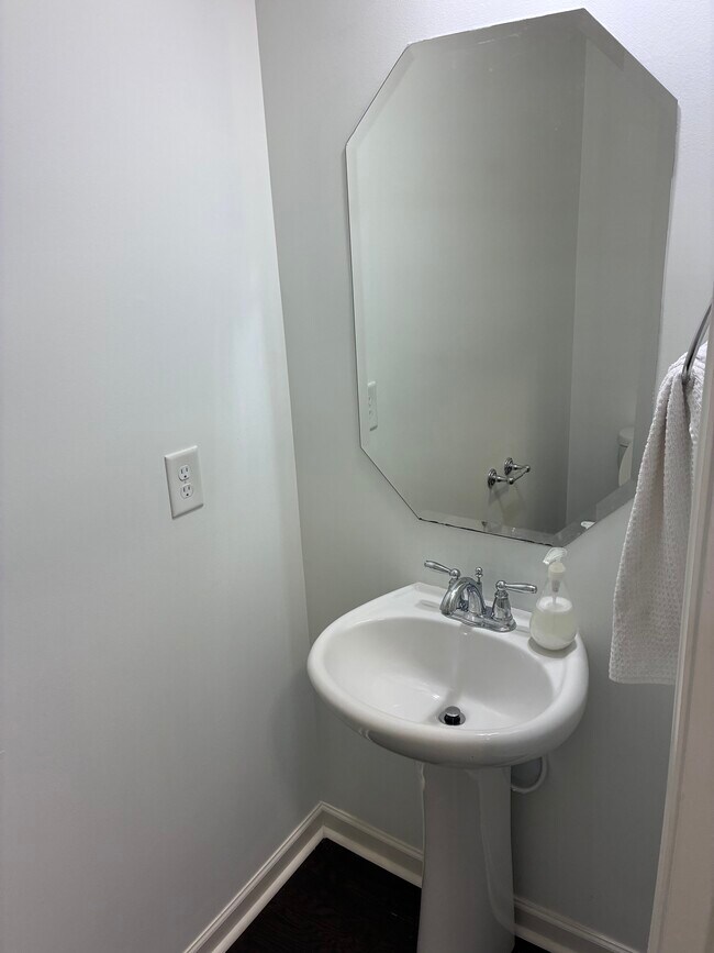 Building Photo - 2491 Mimms Ln
