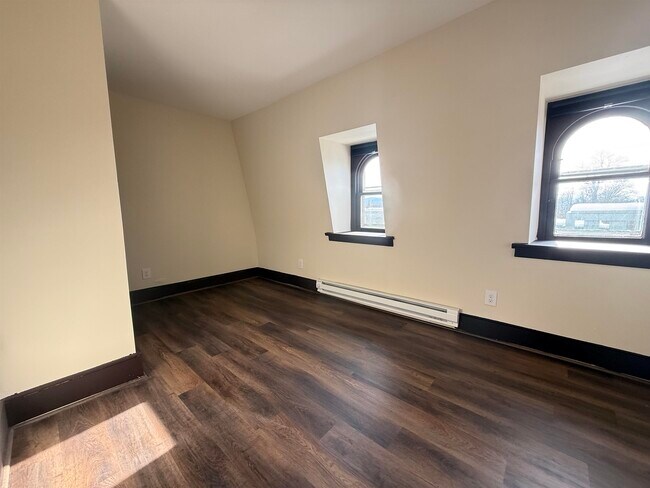 Building Photo - 79 Pine St