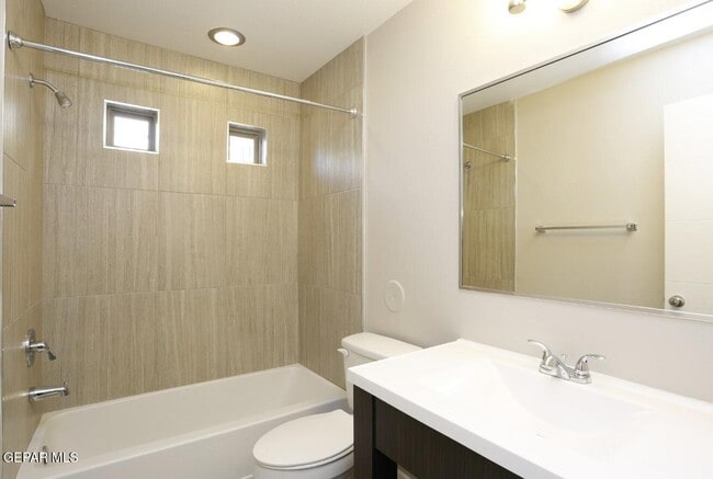 Building Photo - 410 Thorn Ave