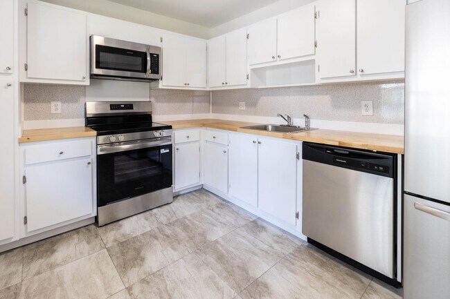 Building Photo - 4007 N Cypress Dr