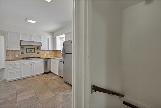 Building Photo - 3414 Westcliff Rd S