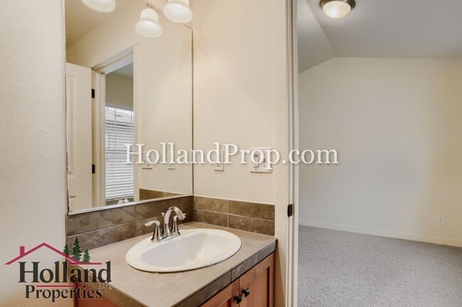Building Photo - Lovely Condo with 2 primary suites in Hillsboro