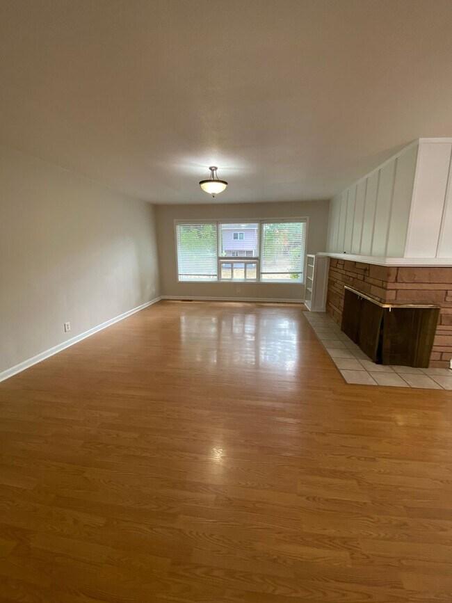 Building Photo - Stylish & Spacious 3-Bedroom Home in SE Sa...