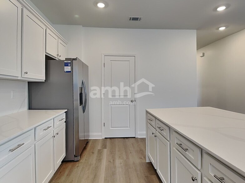 Building Photo - 472 Pointe Dr