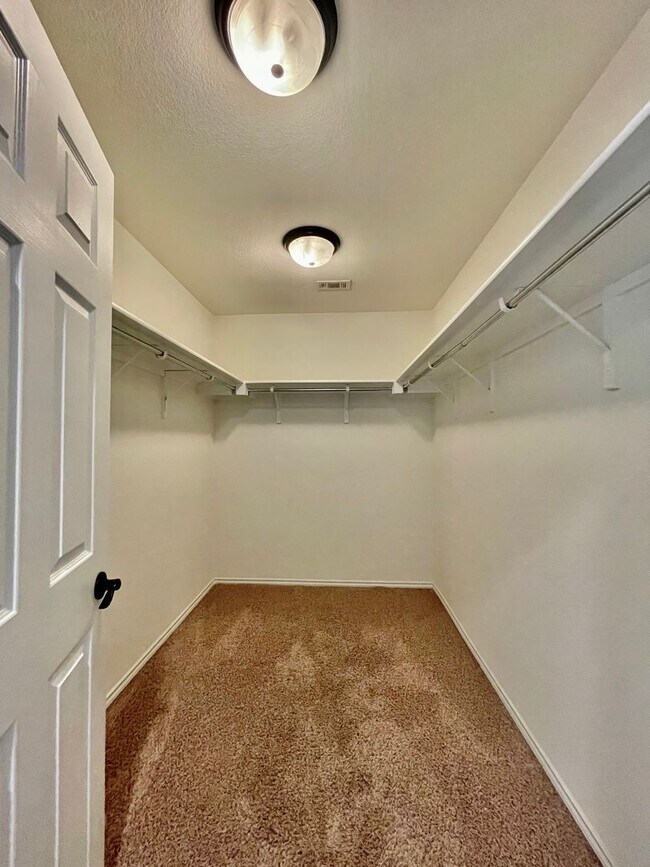 Building Photo - Spacious 4 Bedroom Home with Multiple Livi...