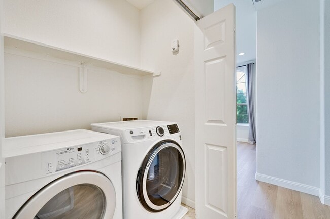 Building Photo - Beautiful 2 Bed 2 Bath End Unit Townhome in Communication Hills!