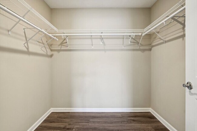 Building Photo - Fantastic 3bd/2ba home! Coming soon!