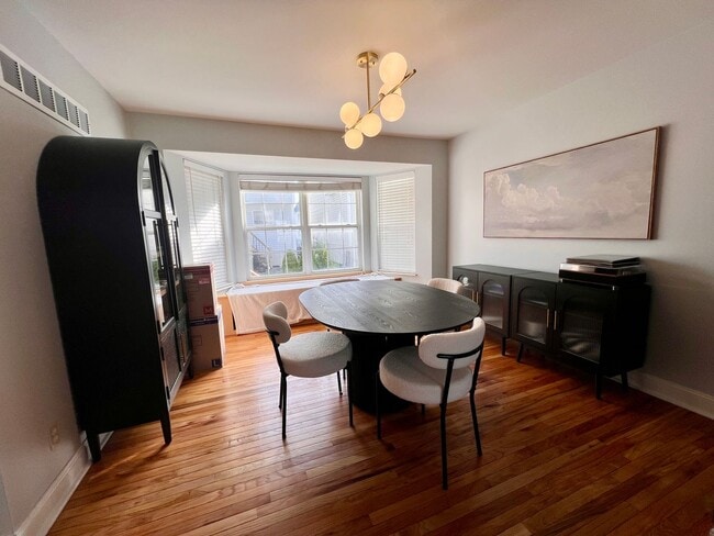 Building Photo - 3 bed 2.5 bath Located in the Heart of The Hill