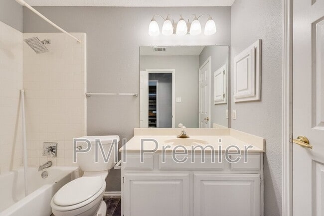 Building Photo - 1220 Royal Crescent Dr