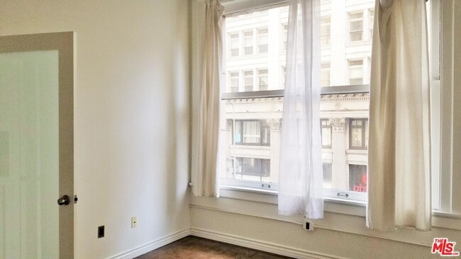 Building Photo - 215 W 7th St