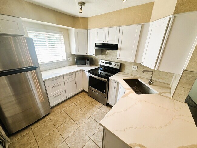 Building Photo - Updated 2 Bedroom, 2 Bath Condo (Available Immediately)