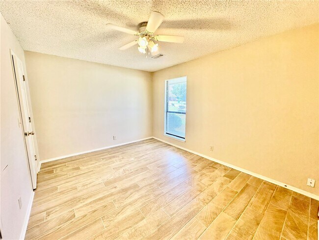 Building Photo - 1320 W Linden St