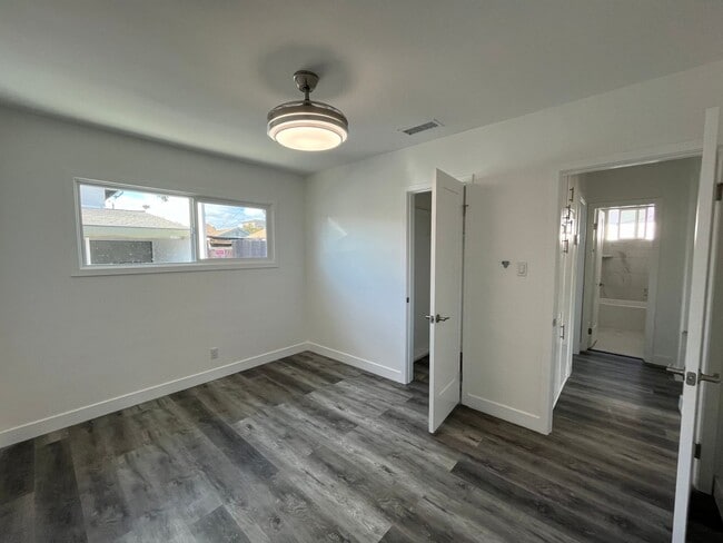 Building Photo - Cozy 2 bedrooms house + 1 bath.  Newly upg...