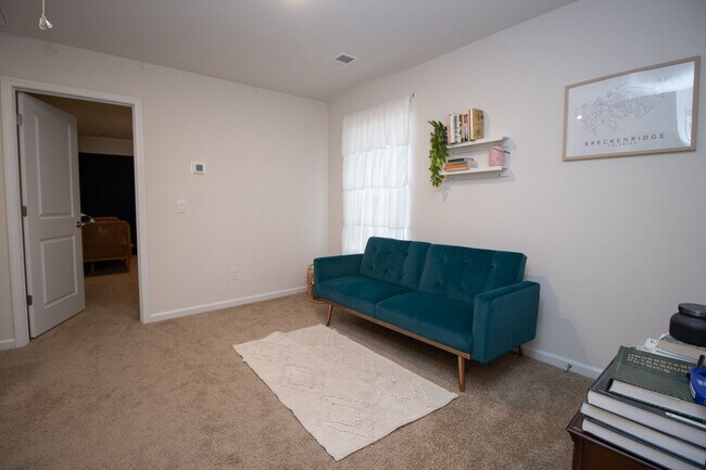 Building Photo - Stylish & Spacious Pet-Friendly Home in Bo...