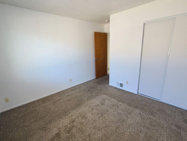 Building Photo - UPDATED RENTAL IN SACRAMENTO!