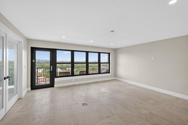 Building Photo - 3200 Port Royale Dr N