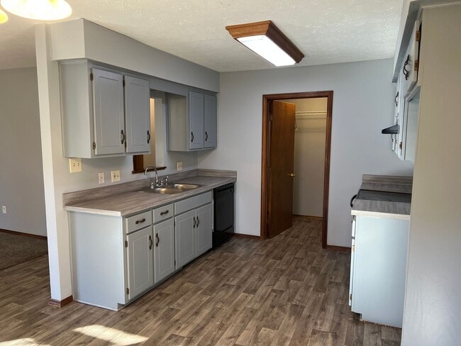 Building Photo - AVAILABLE NOW! Walking Distance to Silver Springs Park