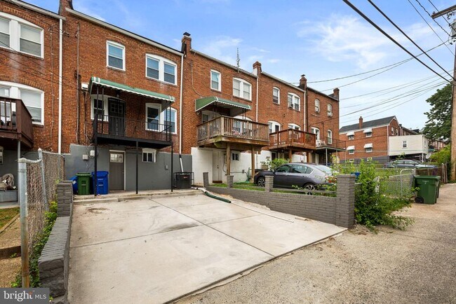Building Photo - 1015 Lyndhurst St