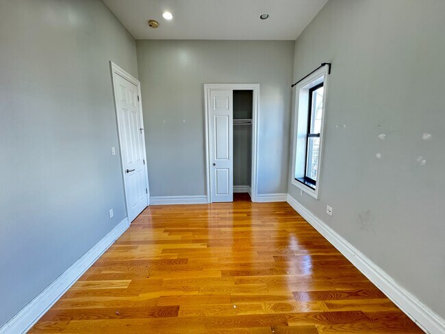 Building Photo - 323 Lincoln Pl